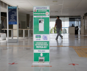 Totem de álcool em gel com pedal na entrada de prédio da Faculdade de Ceilândia - FCE. Foto: Beto Monteiro/Ascom 21/01/2022